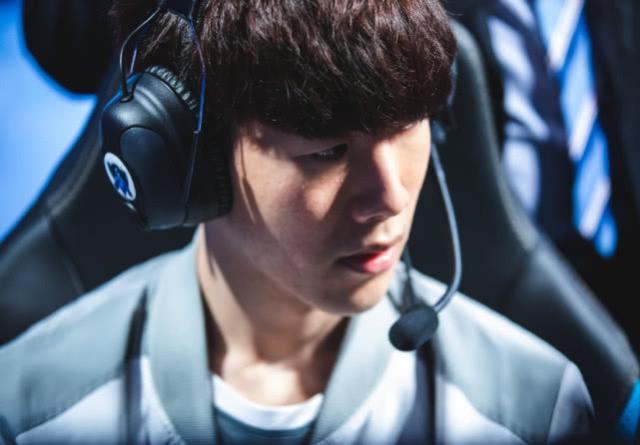 JW 嘲讽新的 Astralis 洗牌，提到 GODSENT 。